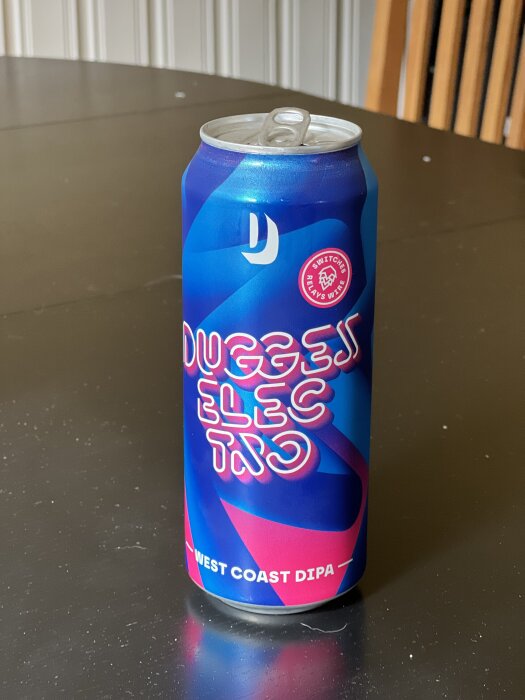 Burk med Dugges Electro West Coast DIPA står på ett bord.