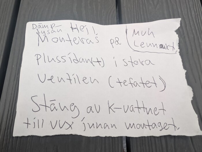 Handskriven lapp med monteringsinstruktioner för rör, text om "dämpa" och "stäng av k-vattnet", undertecknad med "MVH Lennart".