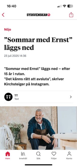 Tidningsrubrik om att "Sommar med Ernst" läggs ner efter 15 år, med bild av en leende man i arbetskläder vid sidan av en bukett blommor.
