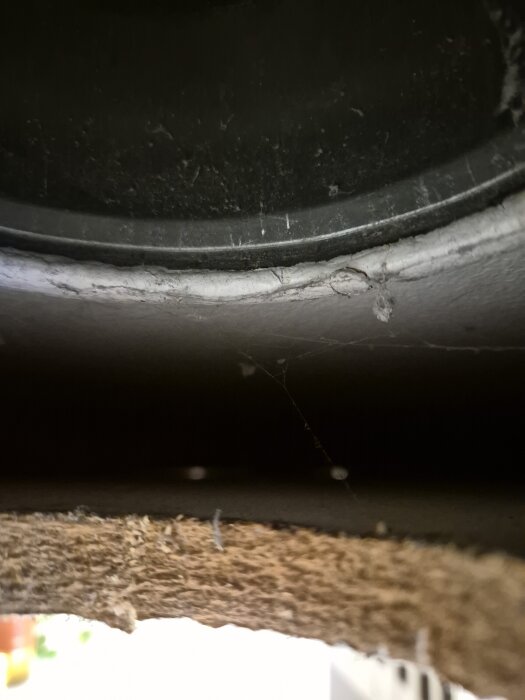 Ventilationsöppning med dammigt och luddigt kanalsystem synligt, undersökt med endoskopikamera för byggprojekt.