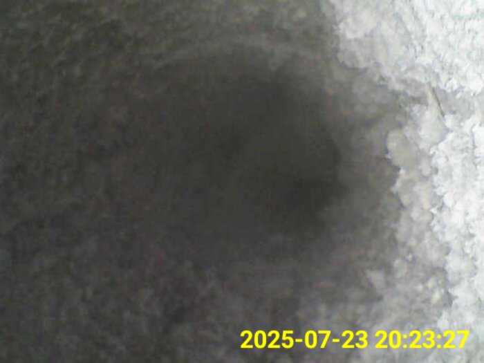 Endoskopisk vy av ventilation med luddiga ytor och mörkt centrum.