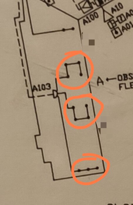 Schematisk ritning med tre markerade områden i orange cirklar, visar punkter som indikerar uttag i ett flerfamiljshus.