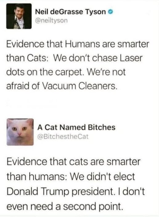 Två tweets, en av en person om varför människor är smartare än katter, och en av en katt om varför katter är smartare än människor.