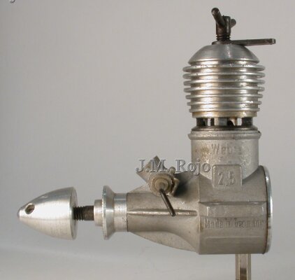 En silverfärgad modellmotor med metalliskt utseende, stod på en bänk.