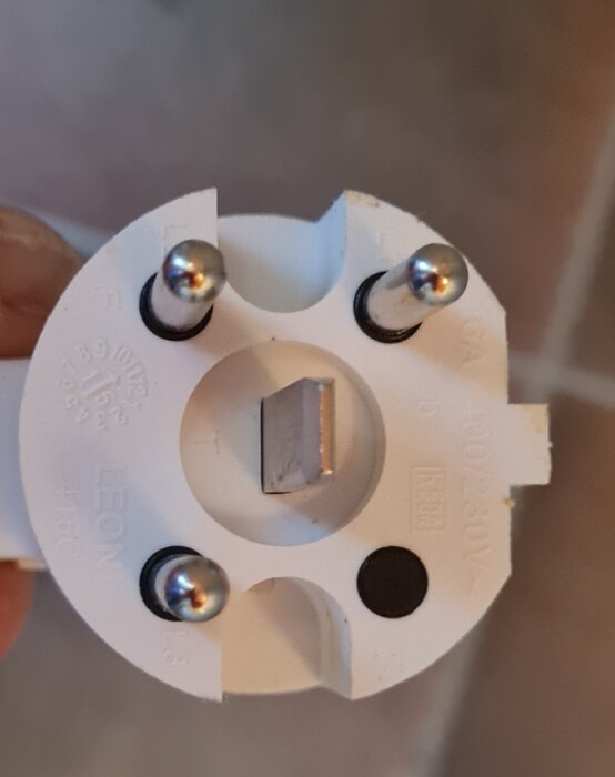 Närbild på en vit spispropp med tre stift för en 400V Bosch-spis utan nolla.