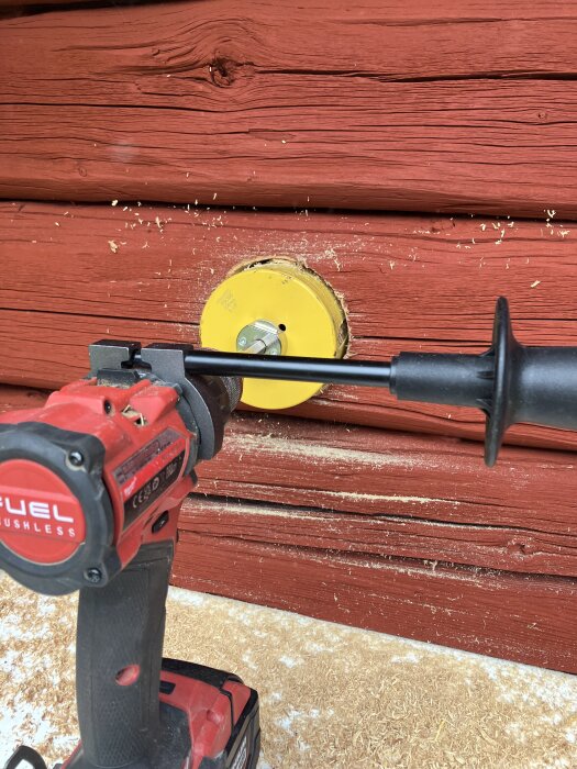 Borrmaskin med pro-fit 105mm hålsåg skär i trävägg.