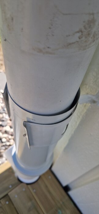 Stuprör med renstratt och brunnsutkastare monterade, med en rörklämma som inte går att stänga. Rören är inte tätt anslutna.