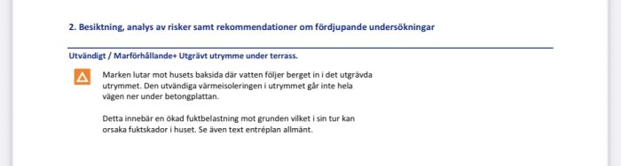 Besiktningsprotokoll med riskanalys för fukt under husets terrass, markerat med varningssymbol.