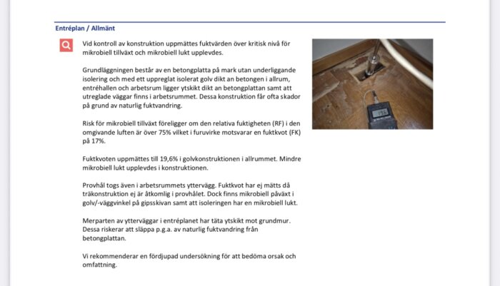 Fuktmätare visar 19,6% fukt på en träyta, intill en synlig skada i ett trägolv.