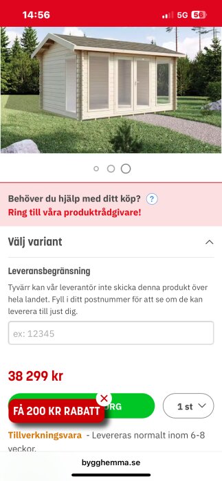 En friggebod i trä med stora fönster och dörrar, placerad i en trädgårdsmiljö.