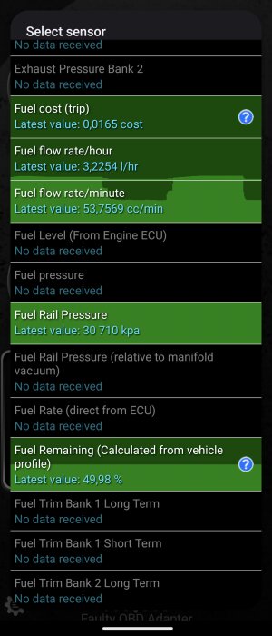 OBD-II-app som visar bränslekostnad, flödeshastighet och tryckvärden, med viss data obehörig eller saknad, på en mobilskärm.