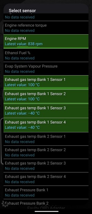 OBD-app visar sensordata: Engine RPM 838, avgastemp Bank 1 Sensor 1 och 2 vid 100°C, Sensor 3 och 4 vid -40°C, övriga inga data.