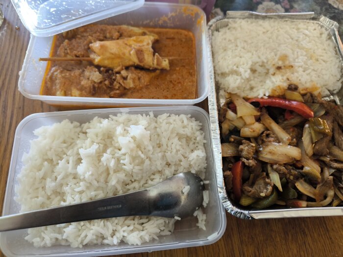 Matlådor med ris, kycklingspett i jordnötssås och biff med thailändska grönsaker och basilika.