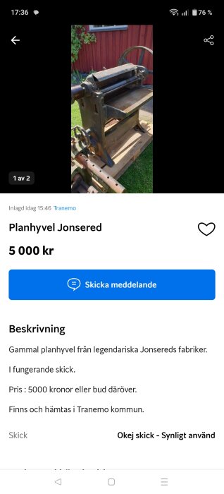 Gammal planhyvel från Jonsered, stående på en träplattform utomhus med en röd byggnad i bakgrunden.