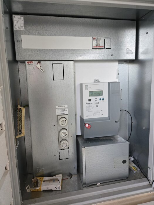 Elskåp med mätare och strömbrytare, inklusive lösa kablar och emballage.