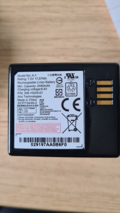 Bilden visar specifikationerna på ett Arlo litiumjonbatteri med 7.2V och 2440mAh. Modellnummer A-1 och tillverkad av Arlo Technologies.