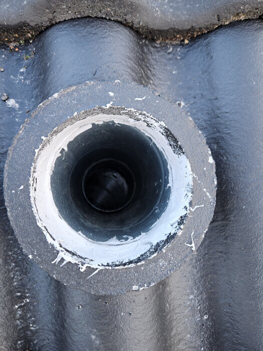 Öppning med tätat rör i genomföringspanna på tak.