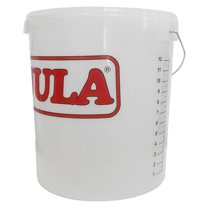 Jula vit plasthink med röd logotyp och graderad skala på sidan, användbar för byggprojekt och dammuppsamling.