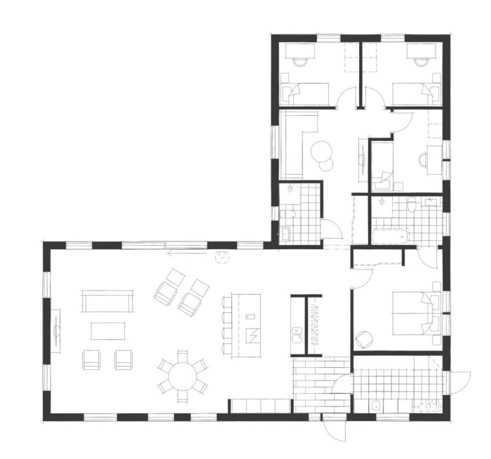 Planlösning för ett vinkelhus med tre sovrum, kök, vardagsrum och två badrum, med entré och uteplats markerade.