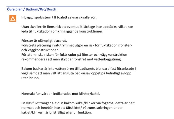 Inspektionsprotokoll för badrum på övre plan med olika brister, inklusive avsaknad av skvallerrör och risk för fuktskador runt fönster.