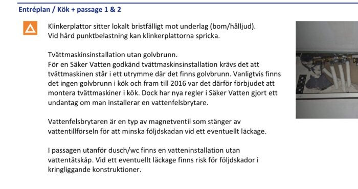 Rörinstallation under diskbänk med trasig isolering och synliga kopplingar i hus utan VVS-golvbrunn, risk för läckage och följdskador.