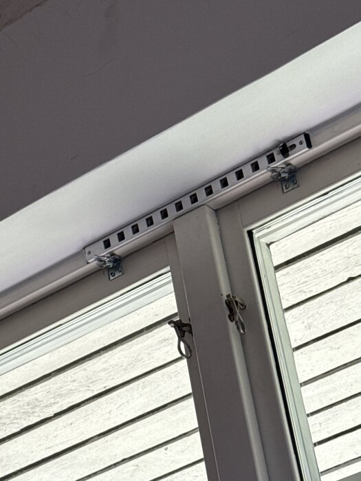 Överventil ovanför fönster i ett äldre hus.