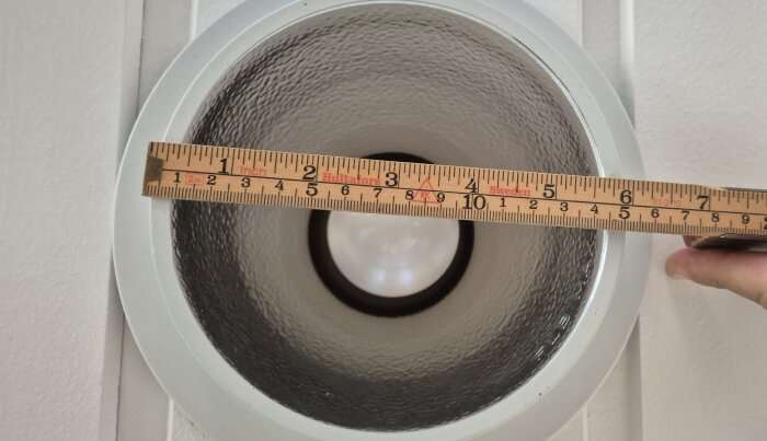 Stor infälld taklampa med mätstock som visar 15 cm diameter.