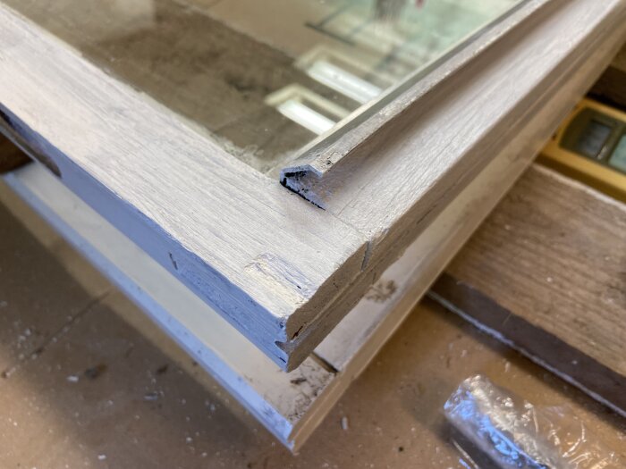 Gammalt träfönster med metallist i nederkanten och smal spalt för kitt, färdigt för målning och kittning.