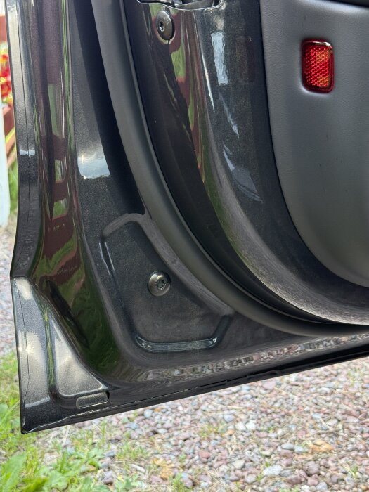 Bilens dörrgång rengjord, visar detalj av bildörren med reflektor och gummitätning.