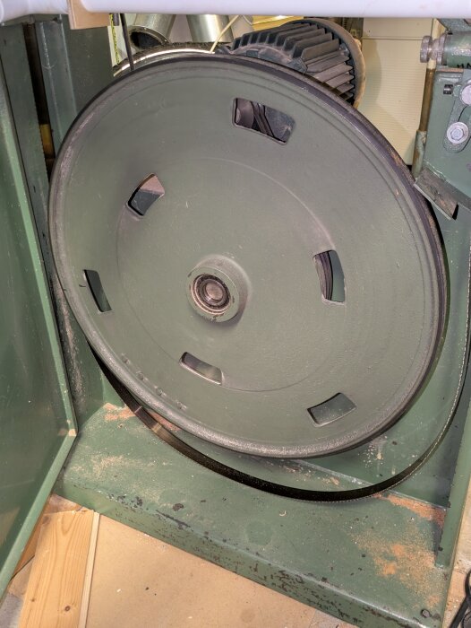 Bandsåg med synligt hjul och bladspänning, maskinen är i defekt skick med trasig bladspänning, och säljes begagnad.