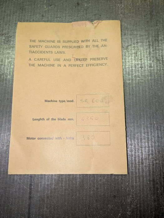 Typetikett för bandsåg, modell SR 600, med angiven bladlängd 4350 mm och motoreffekt 380 volt. Text om säkerhetsföreskrifter och underhåll.