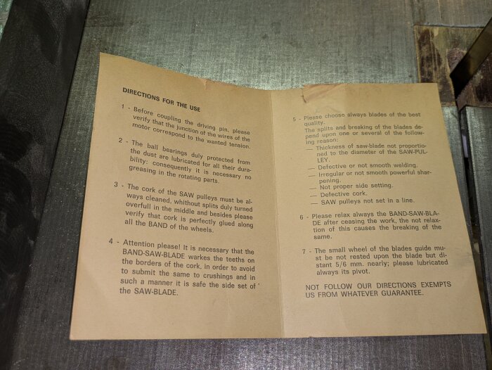 Instruktionsblad för bandsåg, med text om användning och underhåll av sågblad och drivhjul.