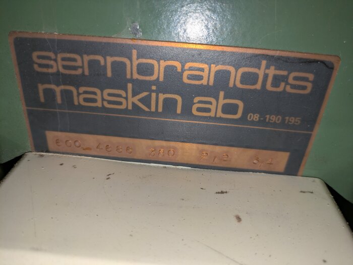 Skylt på maskin märkt "sernbrandts maskin ab" med tekniska specifikationer: 600, 4886, 380, 2.2, 5.4.