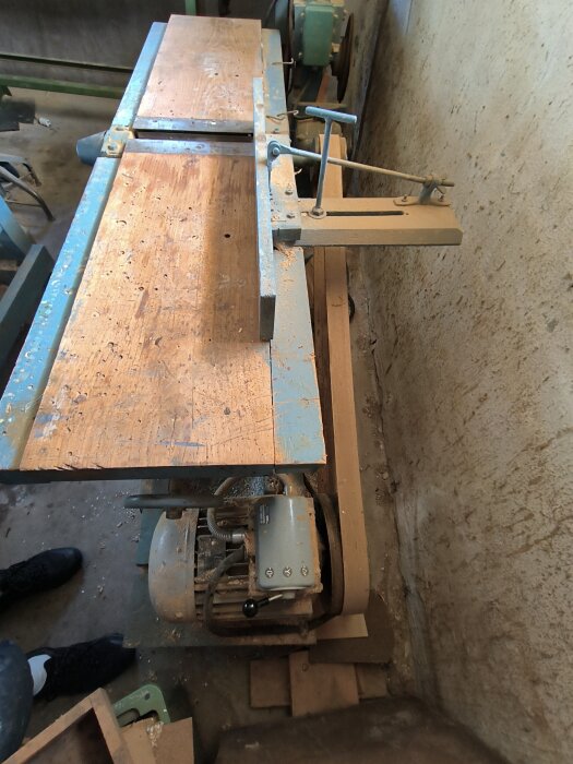 Snickerimaskin från 50-talet på ett trästativ med kilremsdrift.