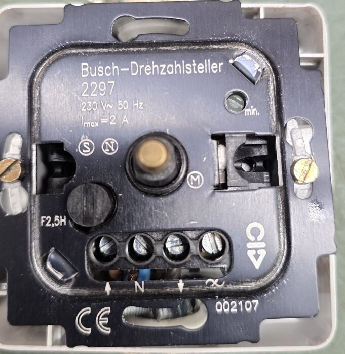 Närbild av en Busch Drehzahlsteller 2297 med anslutningsskruvar och ett område längst till höger som diskuteras i forumet.