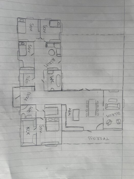 Handritad planlösning av hus med sovrum, kök, allrum, klädkammare och WC. Entrén leder till ett öppet kök och matplats, allrummet vetter mot norr.