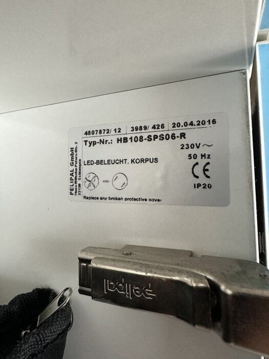 Etikett på LED-belysning visar modell och specifikationer, inklusive typnummer HB108-SPS06-R, spänning 230V och IP20-klassning.