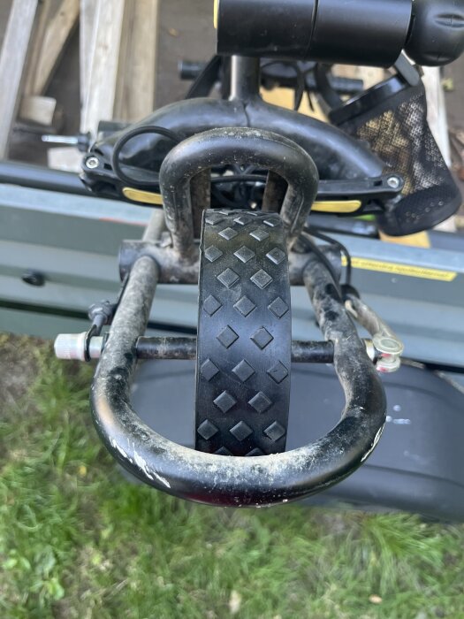 Framhjulet på en golfvagn visas med ett nytt, mönstrat reservdäck, installerat utan verktyg.