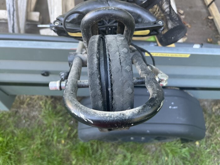 Slitet framhjul på golfvagn med ersättningsdäck synligt, monterat utan verktyg.