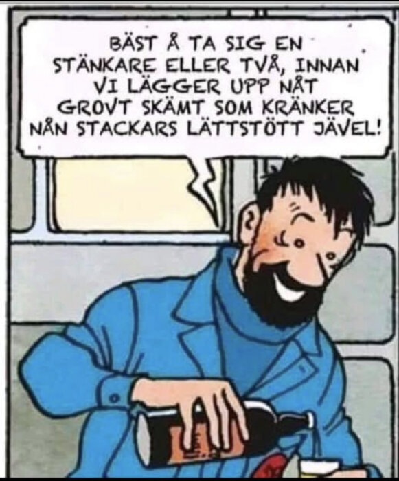 En tecknad man i blått häller upp en drink från en flaska medan han ler. Text i bubblan handlar om att förbereda sig inför skämt.