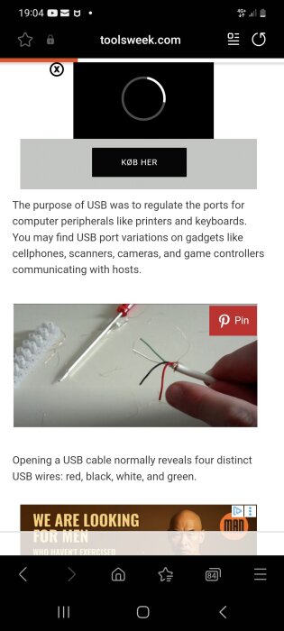 Närbild på en USB-kabel med fyra exponerade ledningar i färgerna röd, svart, vit och grön, hålls av en hand.