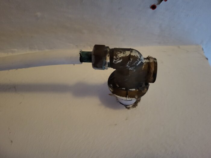 Korrosion på koppling av VVS-rör inomhus.