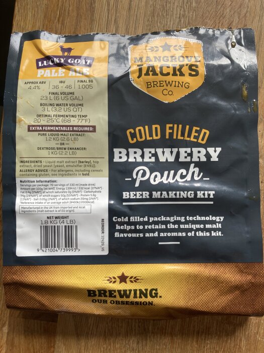 Förpackning av Mangrove Jack's öl-kit för att brygga pale ale, innehållande specifikationer och instruktioner för hembryggning.