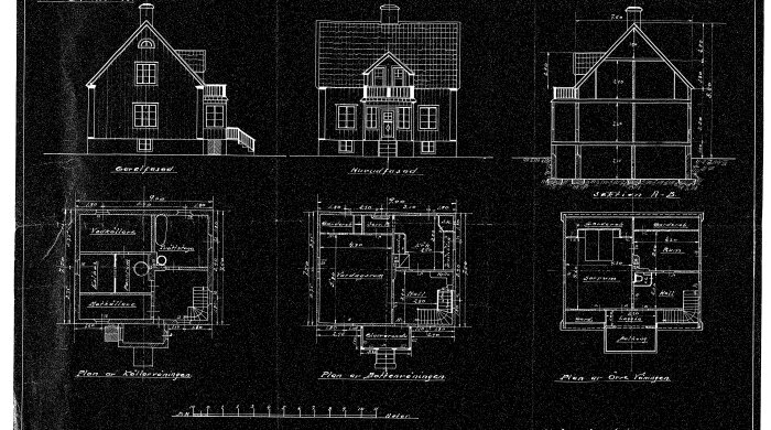 Originalritningar över ett hus med planritningar för källare, bottenvåning och övre våning samt fasad- och sektionsritningar.