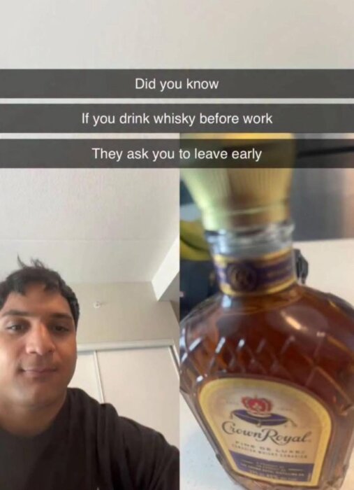 En person syns bredvid en flaska Crown Royal whisky. Texten i bilden lyder: "Did you know if you drink whisky before work they ask you to leave early".