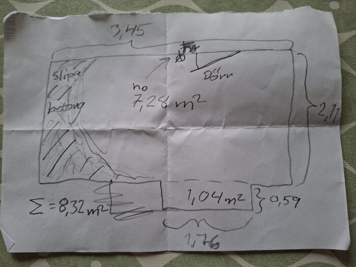 Handritad skiss på papper med anteckningar om ytans kvadratmeter och nivåskillnader. Texten "slipa betong" och streckade linjer visas för att markera område.