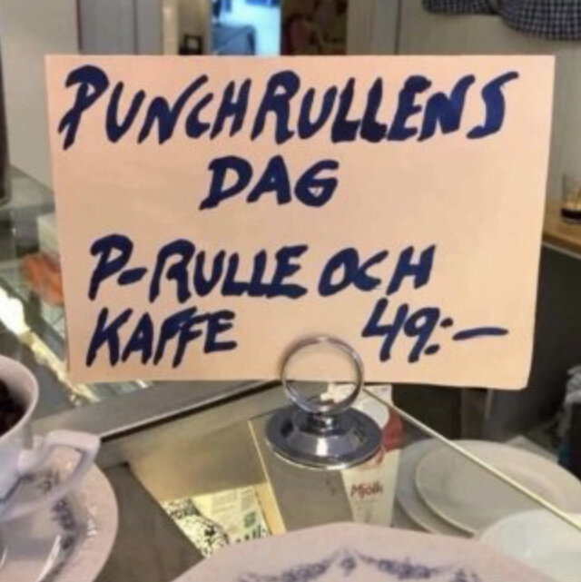 Skylt i kafé som annonserar "Punschrullens dag" med erbjudande på p-rulle och kaffe för 49 kronor.