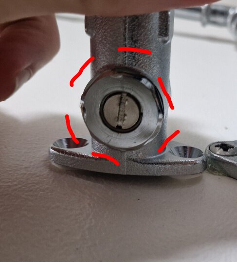 Metallock med muttertag för att lossa med hylsa, delen monterad på platta.