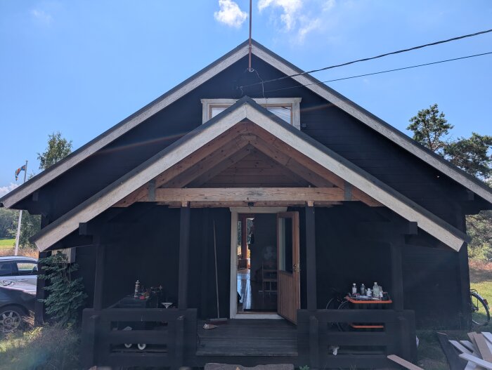 Farstukvist med synliga hanbjälkar under lutande tak, inkl. detaljer om potentiella justeringar enligt beskrivningen.