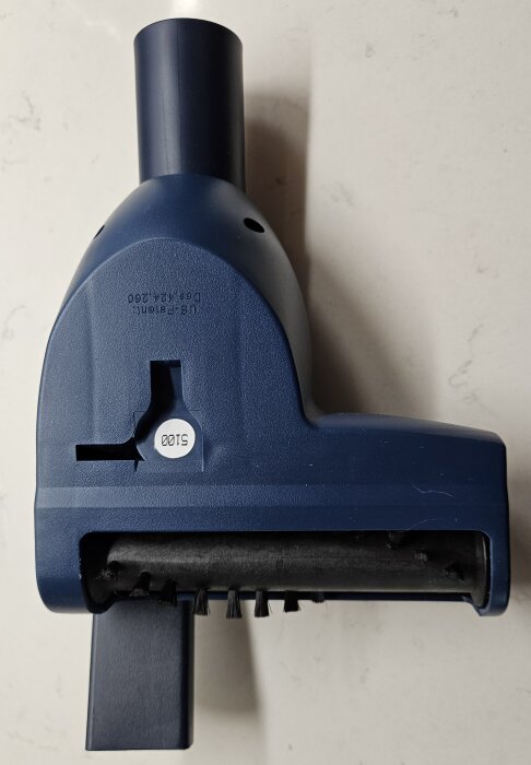 Blå turboborste för dammsugare med inbyggd roterande borste, används för att effektivt rengöra bilens interiör, särskilt vid husdjursavfall.